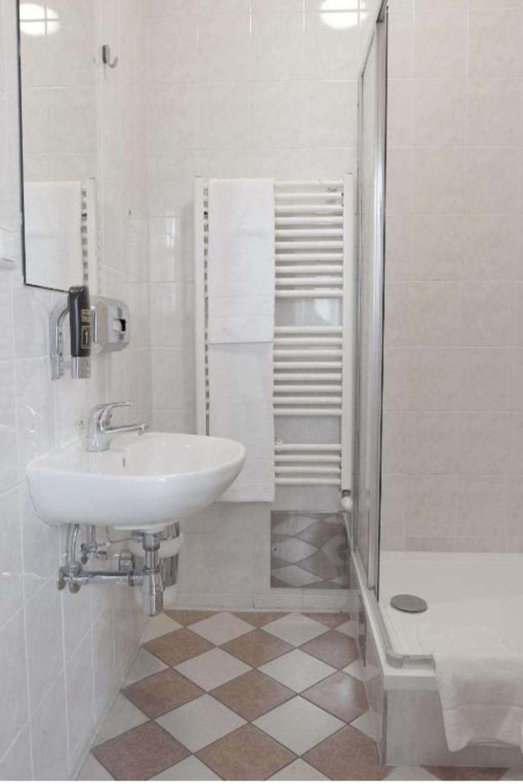 Hotel Pension Arpi Βιέννη Εξωτερικό φωτογραφία